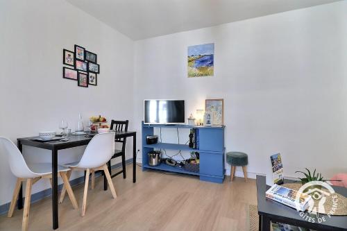 un salon avec une table et une salle à manger dans l'établissement L'escale d'herman, à Saint-Malo