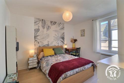 une chambre avec un lit, un bureau et une fenêtre dans l'établissement L'escale d'herman, à Saint-Malo