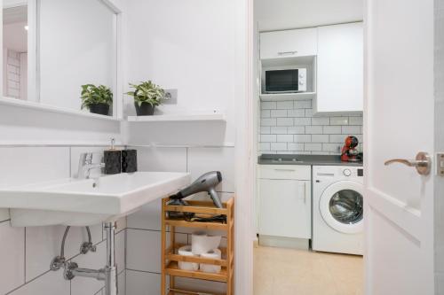 Kuchyň nebo kuchyňský kout v ubytování Oasis Duna surfhouse Corralejo pool