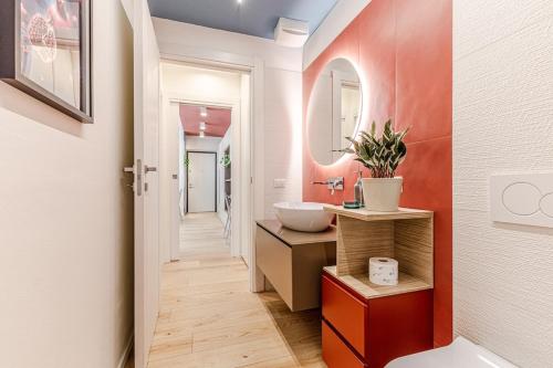 a bathroom with a sink and a mirror at Nuovo appartamento con posto auto privato a 5 min a piedi dal centro in Siena