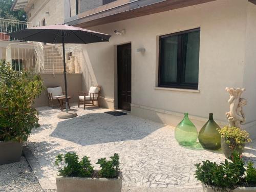 Un patio o zona al aire libre en Gastronomic B&B CarloCarla