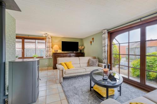 a living room with a couch and a tv at Sun Sea vakantiehuis in Middelkerke