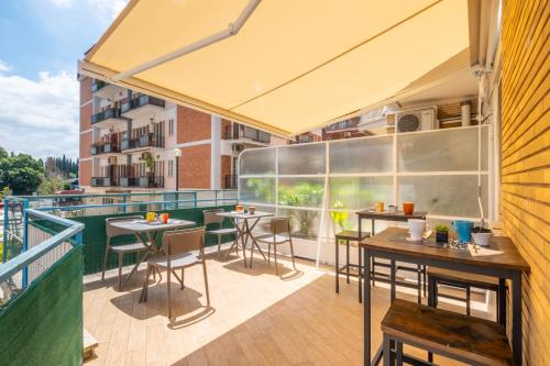 an outdoor patio with tables and chairs on a balcony at Relais Tiburtina in Rome