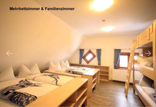 un dormitorio con dos camas y dos literas en Selbstversorgerhütte N 15 Kleinwalsertal, en Hirschegg