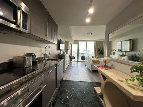 Η κουζίνα ή μικρή κουζίνα στο MVR - Live the Icon Brickell Dream