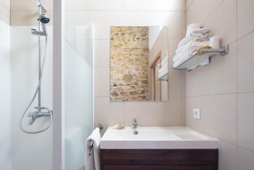 un bagno con lavandino e specchio di Casa Silverio a Monforte de Lemos