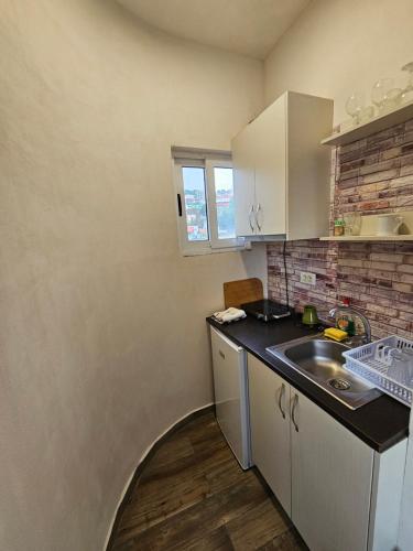 Dapur atau dapur kecil di Joyous Apartments