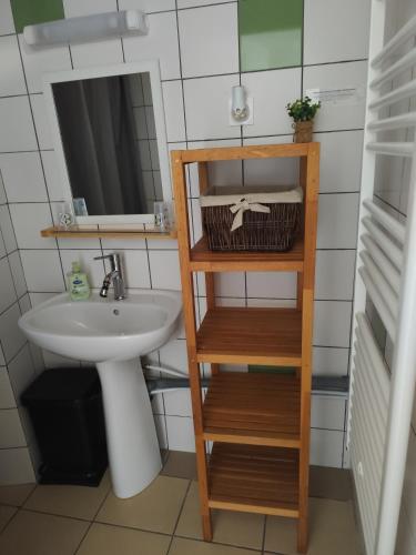une salle de bain avec un lavabo et un miroir dans l'établissement Studio de L'Estuaire, à Saint-Seurin-de-Cursac