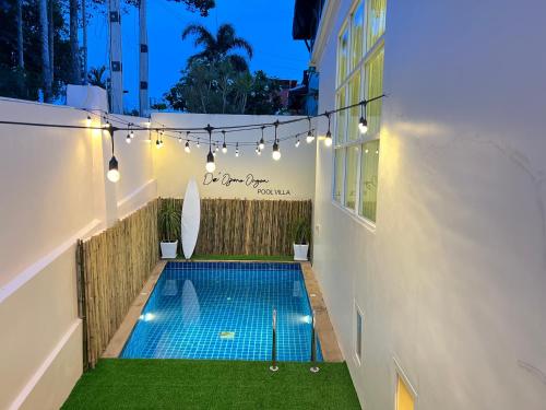 Una pequeña piscina en medio de un edificio. en Seaview pool villa bangsaray, en Bang Sare