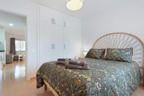 Postel nebo postele na pokoji v ubytování Oasis Duna surfhouse Corralejo pool