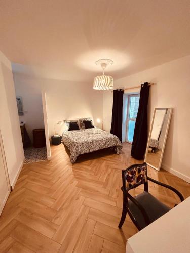 une chambre avec un lit et un parquet dans l'établissement Appartement avec terrasse dans une cour privée, à Avignon