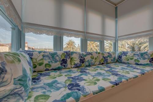 un sofá en una habitación con ventana en BELLAPİETRA Hotel, en Alacati