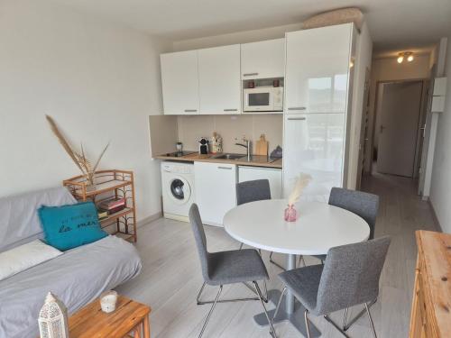 une cuisine et un salon avec une table et des chaises dans l'établissement Appartement T2 La Baie des Anges, à La Ciotat