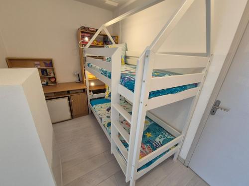 - un escalier en colimaçon dans une chambre avec des lits superposés dans l'établissement Appartement T2 La Baie des Anges, à La Ciotat
