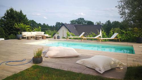 - une piscine avec 2 oreillers sur la terrasse dans l'établissement Parenthèse nature, à Soultz-Haut-Rhin