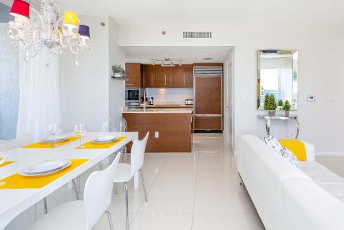 Η κουζίνα ή μικρή κουζίνα στο MVR - High-Floor Luxury with Iconic Views