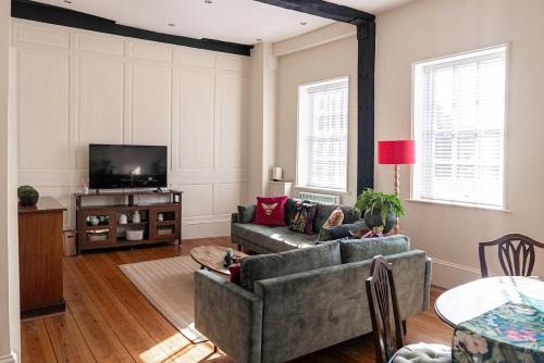 a living room with two couches and a tv at Tysoes Court Tewkesbury in Tewkesbury