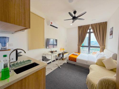 Ένα ή περισσότερα κρεβάτια σε δωμάτιο στο Neu Suites by Cozy Homes Near Gleneagles, KLCC & LRT