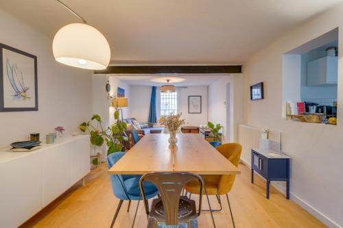 une salle à manger et un salon avec une table et des chaises dans l'établissement Very quiet & modern family home, à Bordeaux