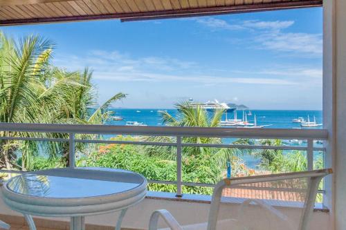 布希奧斯的住宿－Hotel Atlântico Búzios Convention，阳台配有桌子,享有海景。