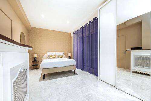 une chambre avec un lit et une cheminée dans l'établissement Appartement Gagny centre proche RER - III, à Gagny