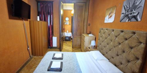 una camera d'albergo con un letto e una televisione di Domum Unirea, across the street of Old City Center a Bucarest