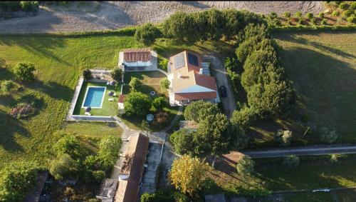 an overhead view of a house in a field at Na Quinta- alojamento rural com piscina de água salgada in Poceirão