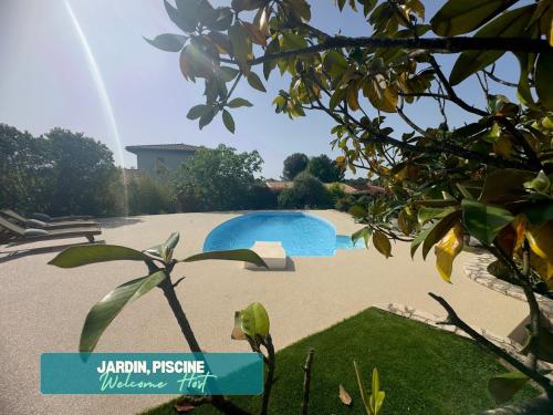 une piscine dans une cour avec un arc-en-ciel en arrière-plan dans l'établissement La spacieuse villa, piscine et grands espaces, à Teyran