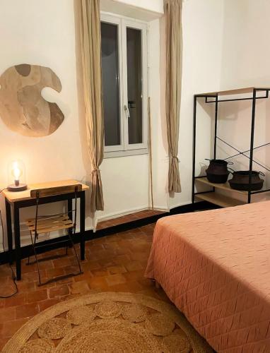 une chambre avec un lit, une table et une fenêtre dans l'établissement Maison 217, à La Celle-sous-Gouzon