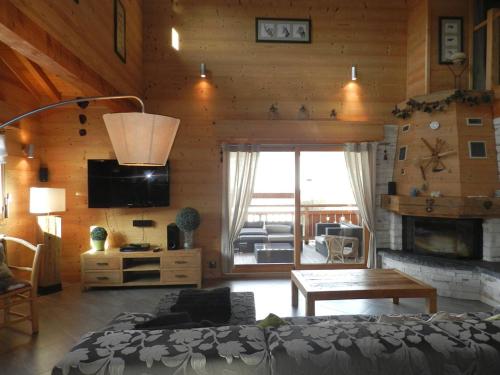 un salon avec un canapé et une cheminée dans l'établissement Penthouse : fantastique duplex au dernier étage d'un chalet, à Châtel