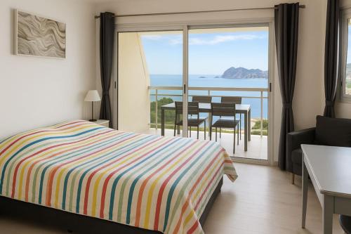 une chambre avec un lit et une vue sur l'océan dans l'établissement Luminous apartment with sea view in La Ciotat, à La Ciotat
