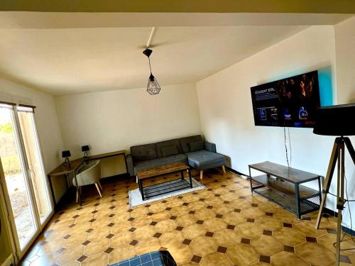 un salon avec un canapé et une télévision dans l'établissement Magnifique appartement dans villa rénovée de 45m2, à Pérols
