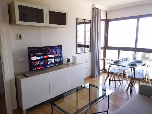 Televisyen dan/atau pusat hiburan di Apartamento Plenilunio Suite 4C1