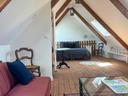 un salon avec un lit et une table dans l'établissement Les Galets - family house in the village of Guimaec 8p, à Guimaëc