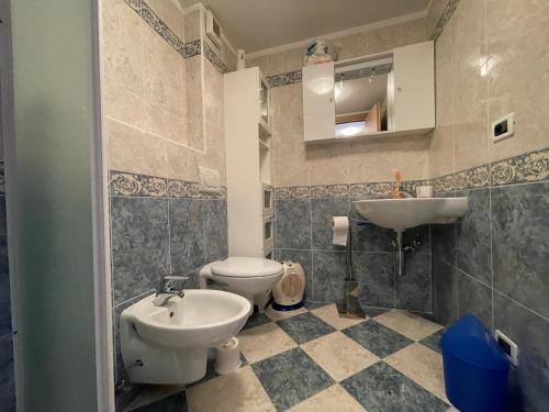 une salle de bain avec toilettes et lavabo dans l'établissement 50m from beach&sea, à Roquebrune-Cap-Martin