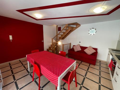 - un salon avec une table rouge et un canapé rouge dans l'établissement 50m from beach&sea, à Roquebrune-Cap-Martin