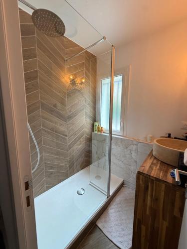 une salle de bain avec douche et lavabo dans l'établissement Appartement 60 m2 5 personnes à 10 min de Paris 2 chambres Proche toutes commodités, à Rueil-Malmaison