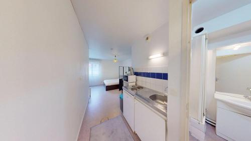 La salle de bains blanche est pourvue d'un lavabo et d'un porte-parole. dans l'établissement Studio - Jean-Jacques Rousseau, au Havre