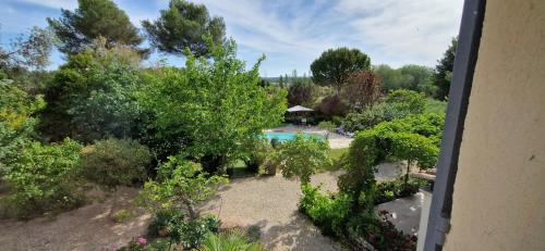 - une vue aérienne sur un jardin avec une piscine dans l'établissement Beautiful air-conditioned villa 10 m Aix, à Éguilles
