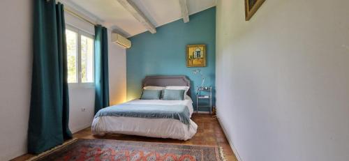 une chambre avec un lit aux murs bleus dans l'établissement Beautiful air-conditioned villa 10 m Aix, à Éguilles
