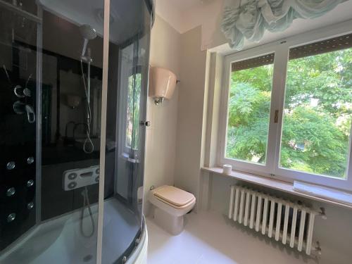 a bathroom with a shower and a toilet and a window at Oasi Venus Perugia e Assisi in Ponte San Giovanni