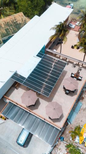 an overhead view of a pool with tables and umbrellas at Mangrove Bay Hotel San Andrés Islas in San Andrés