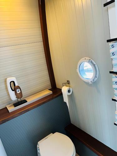 a small bathroom with a toilet and a window at deBieslodge in Drimmelen