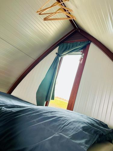 a tent with a window and a bed in it at deBieslodge in Drimmelen