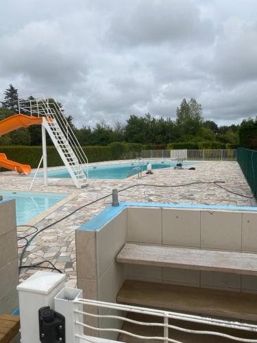 une piscine avec un toboggan au milieu dans l'établissement Location Mobil-home - Vacances près de la mer, à Carnac