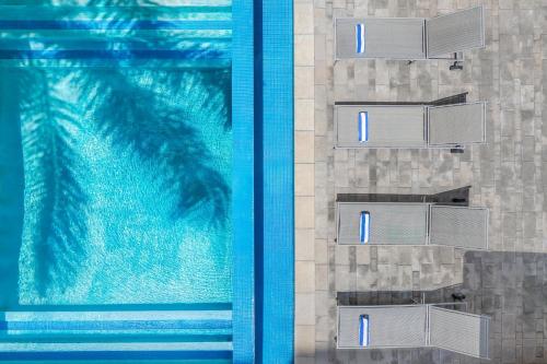 ダル・エス・サラームにあるCrowne Plaza - Dar Es Salaam by IHGの青い水のスイミングプールのオーバーヘッドビュー