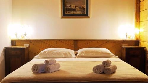 A bed or beds in a room at Locanda Al Cacciatore