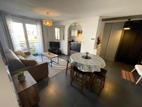 un salon avec un canapé et une table dans l'établissement Appartement pour 4 personnes, à Marlenheim