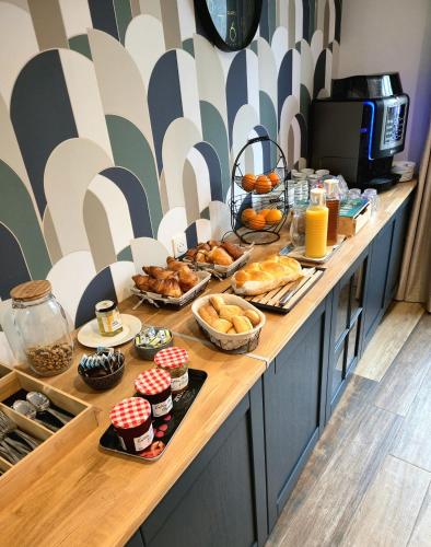 Saint-Vincent-SterlangesにあるHôtel Le Smileのカウンターでのビュッフェ式朝食(パン、ペストリー付)