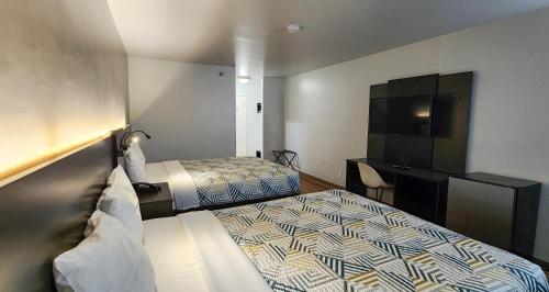 Ένα ή περισσότερα κρεβάτια σε δωμάτιο στο Motel 6-Ennis, TX